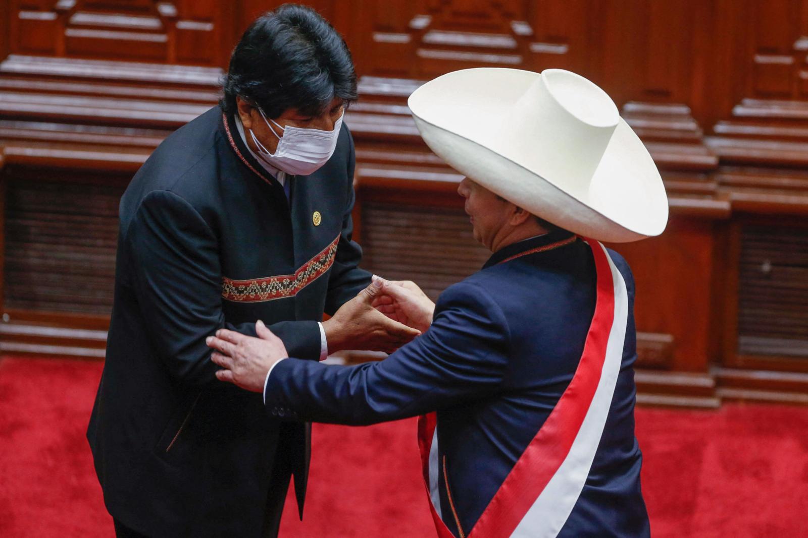 Evo Morales congratula a Pedro Castillo, en la asunción del expresidente de Perú, en 2021.