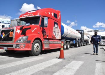 Camiones cisterna con combustibles importados de ultramar por Chile.