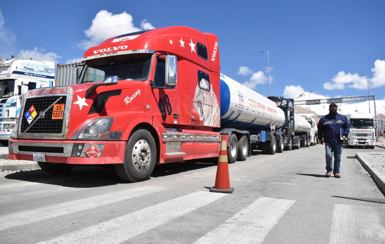 Camiones cisterna con combustibles importados de ultramar por Chile.