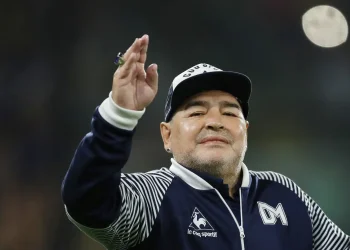 Médico acusado por muerte de Maradona pide apartar a dos jueces