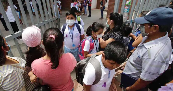 Estudiantes de Santa Cruz de la Sierra retoman clases presenciales. FOTO: RRSS