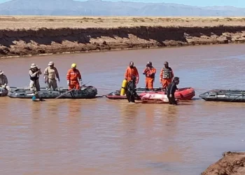 Buceadores hallan el cuerpo de una persona en el río Desaguadero