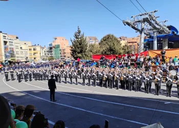 En El Alto también se desfila por la gesta libertaria
