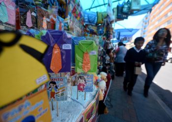 Almohadas en forma de salteñas, tazas y peluches, las familias se preparan así para homenajear a los padres