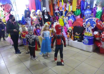 Desde disfraces de ‘Merlina’ hasta los clásicos pepinos, el Carnaval ya se siente en La Paz