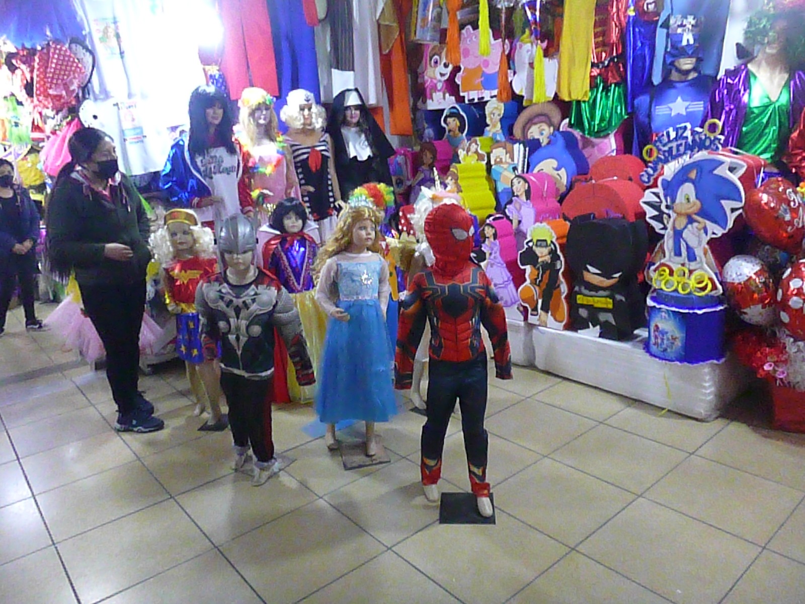 Desde disfraces de ‘Merlina’ hasta los clásicos pepinos, el Carnaval ya se siente en La Paz