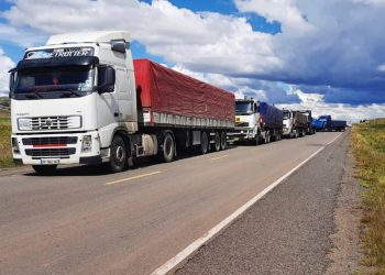 Camiones bolivianos varados en Desaguadero, afectados por la crisis social en Perú.