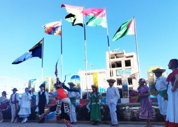 Con la iza de la bandera y baile, El Alto festeja el Bicentenario