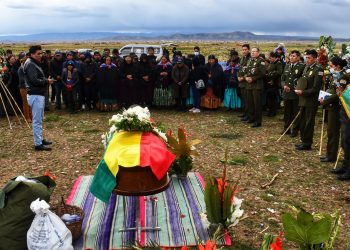 Policía asesinado es despedido con ascenso póstumo y el cariño de familia, camaradas y vecinos