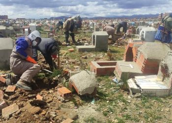 Comienza la exhumación de al menos 240 cuerpos de los cementerios de El Alto