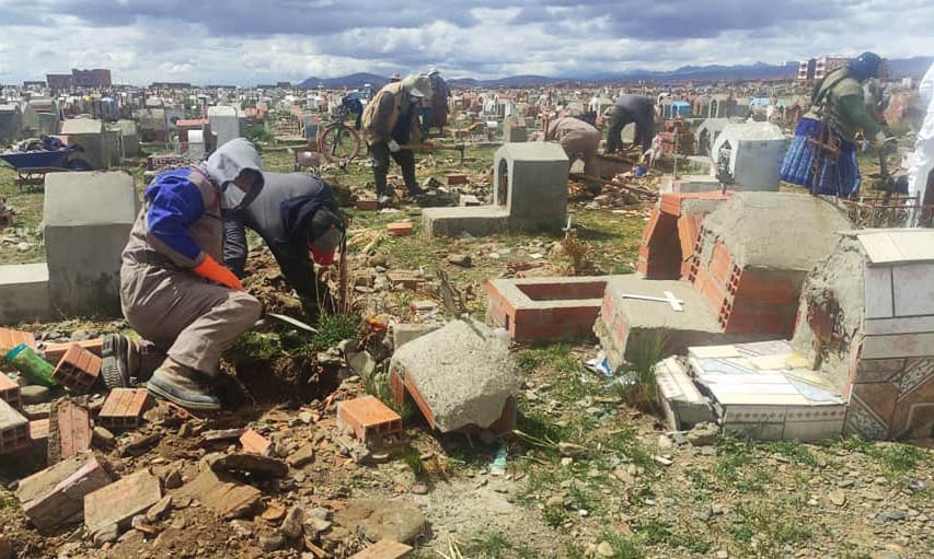Comienza la exhumación de al menos 240 cuerpos de los cementerios de El Alto