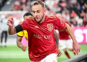El lateral brasileño Rafinha anuncia su retiro a los 39 años