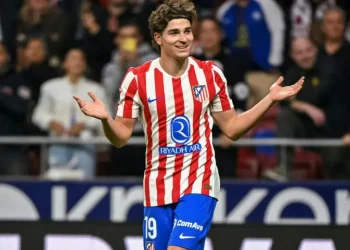 Julián Álvarez y Kylian Mbappé se retan en el derbi madrileño
