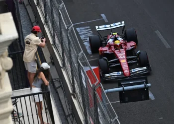Hamilton brilla en Azerbaiyán; McLaren, con problemas