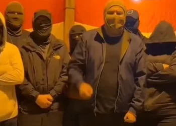 Se enrarece la campaña, aparecen encapuchados contra Lara