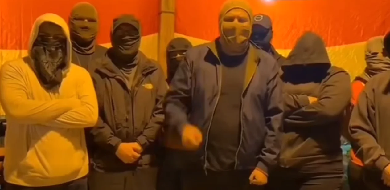 Se enrarece la campaña, aparecen encapuchados contra Lara