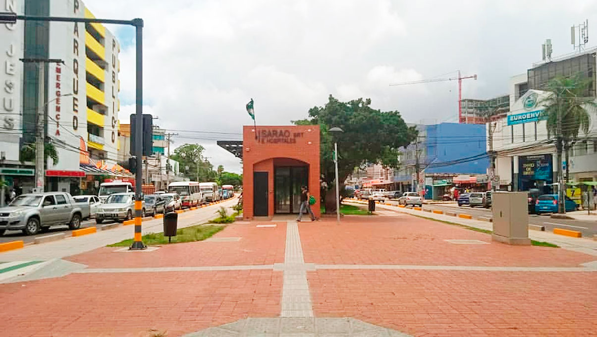 Estación y carril del BRT sin uso.