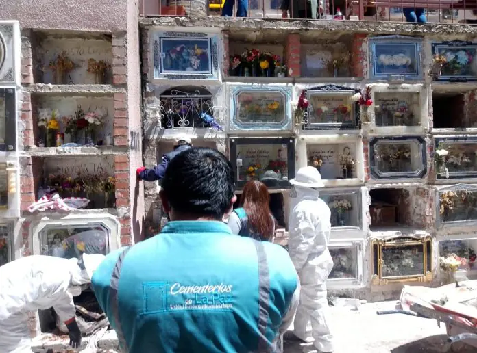 Al menos 26 nichos fueron abiertos para buscar los restos de dos fallecidos durante la pandemia. FOTO: GAMLP