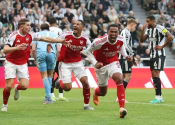 Arsenal se lleva tres puntos de oro del nido de las ‘Urracas’