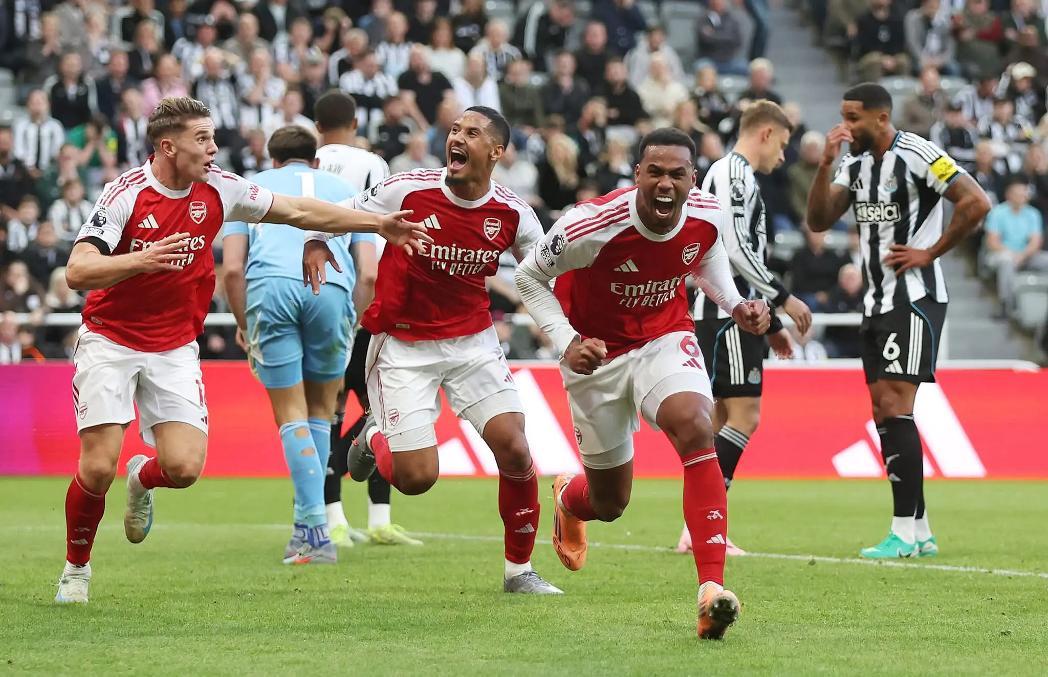 Arsenal se lleva tres puntos de oro del nido de las ‘Urracas’