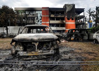 La Fiscalía imputa por siete delitos a 17 implicados en la quema de edificio en Santa Cruz