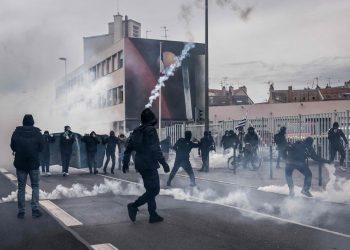 La Policía en Francia es acusada de brutalidad en las protestas contra reforma clave