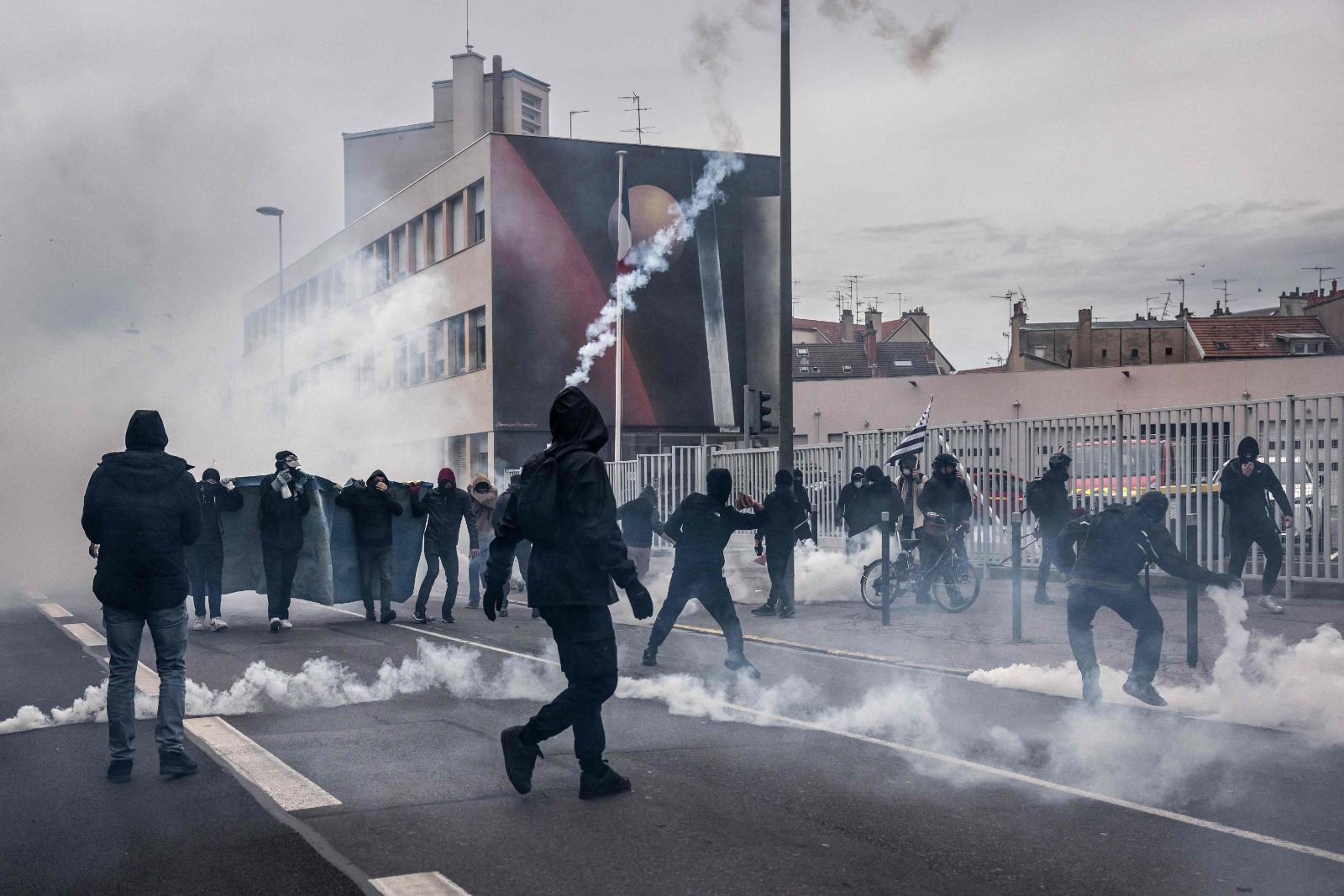La Policía en Francia es acusada de brutalidad en las protestas contra reforma clave
