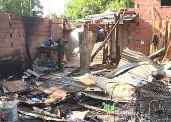 ‘Lo hemos perdido todo’, un incendio consumió una casa y dejó a tres familias sin hogar