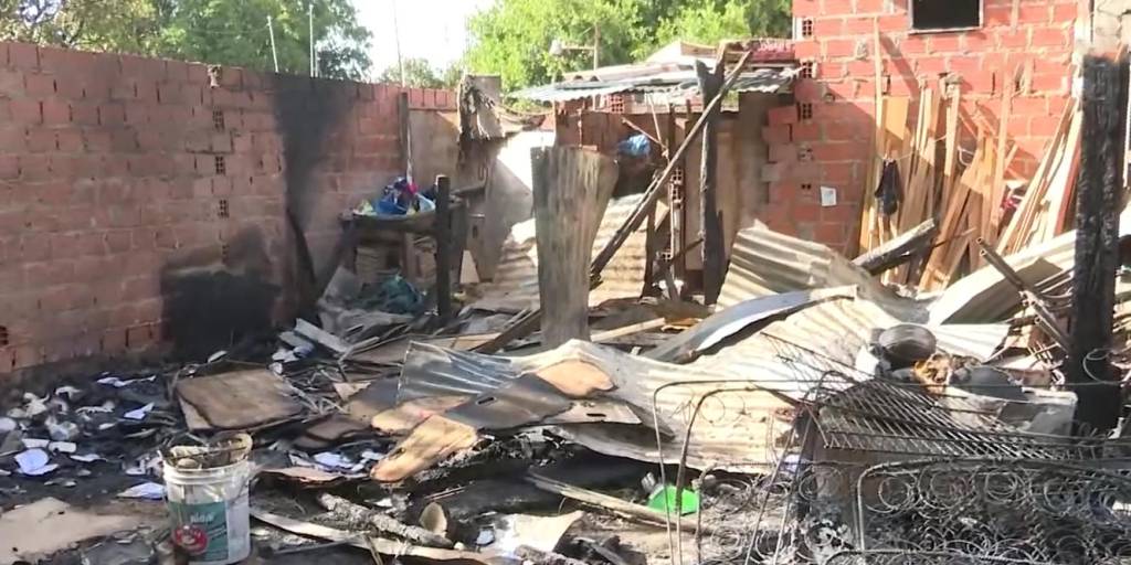 ‘Lo hemos perdido todo’, un incendio consumió una casa y dejó a tres familias sin hogar