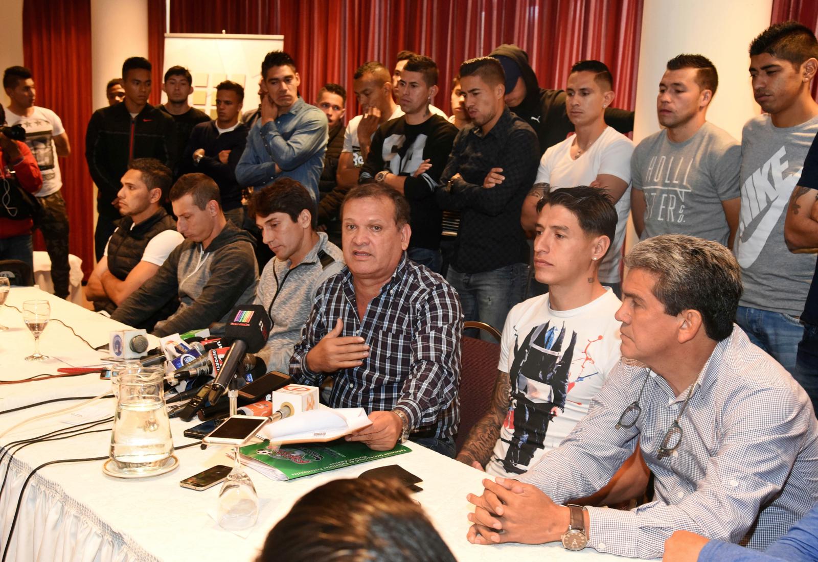 Los jugadores frenan de manera indefinida el inicio del torneo boliviano