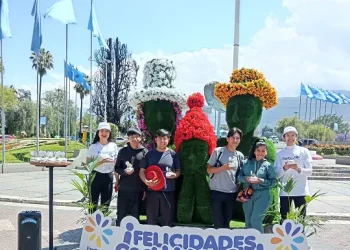 Farmacorp rinde homenaje a la Llajta con flores, identidad y orgullo cochabambino