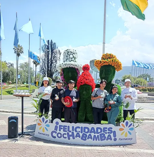 Farmacorp rinde homenaje a la Llajta con flores, identidad y orgullo cochabambino