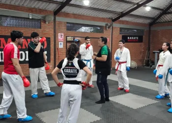 Equipo de karate cumple con campamento en Santa Cruz
