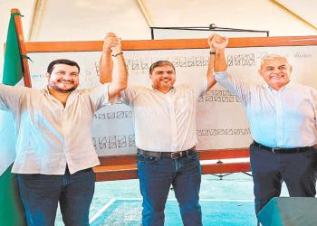El nuevo directorio: Larach (centro); a su derecha, Cochamanidis, y a su izquierda, Martínez.