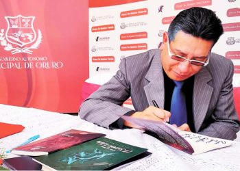 Autor.Sergio Gareca firma ejemplares en la presentación de su nuevo libro ‘El reino de las pesadillas’.