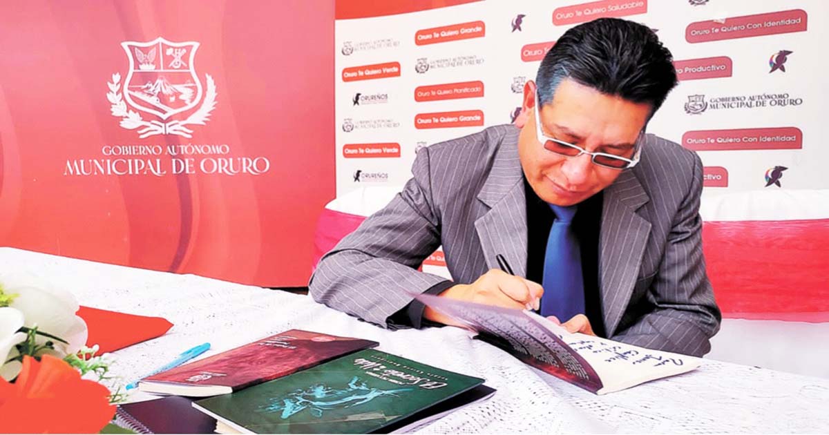 Autor.Sergio Gareca firma ejemplares en la presentación de su nuevo libro ‘El reino de las pesadillas’.