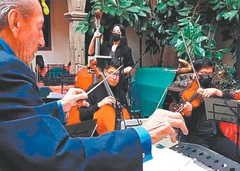 Ensayo. Fredy Céspedes, en un ensayo del concierto 'Cumbia sinfónica del recuerdo'