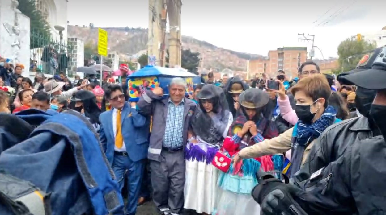 Con el desentierro del Pepino dan inicio al carnaval paceño. FotoEl presidente del Comité Cívico Potosinista (Comcipo) Juan Carlos Manuel falleció en la clandestinidad por causas desconocidas. Foto: GAMLP