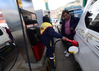 YPFB y la ANH piden que se evite filas en surtidores y garantizan abastecimiento de combustibles