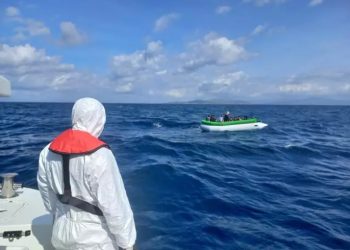 Los cinco cadáveres de los migrantes fueron igualmente trasladados a tierra. Foto: Guardia Costera