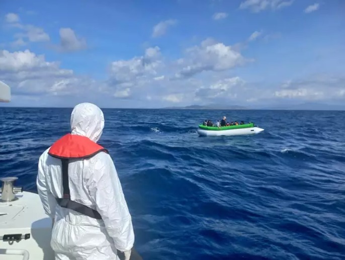 Los cinco cadáveres de los migrantes fueron igualmente trasladados a tierra. Foto: Guardia Costera