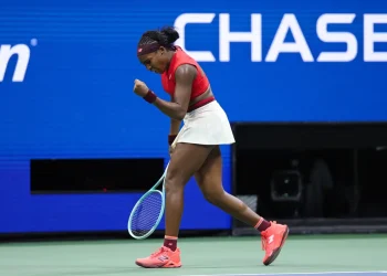 Gauff resiste a Vekic en una noche de lágrimas en el US Open