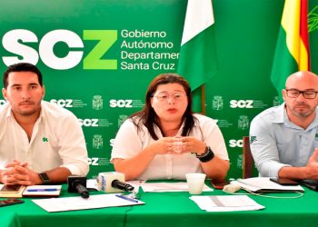 Funcionarios de la Gobernación en las mesas técnicas.