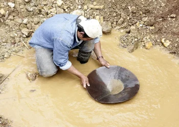 El oro se dispara y roza los $us 3.600 por onza fina