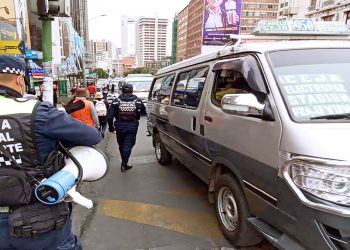 Choferes apoyan transporte paceño