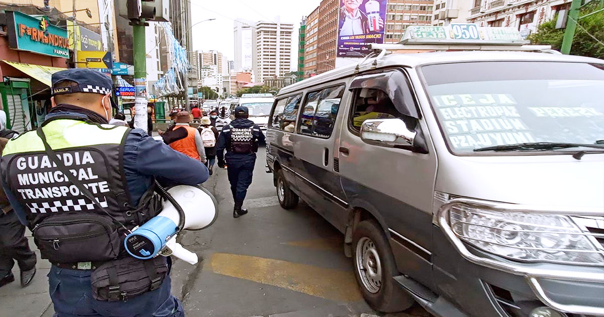 Choferes apoyan transporte paceño