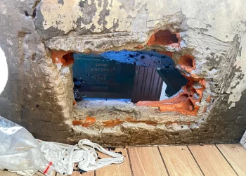 Reos abren un hueco en la pared para escapar