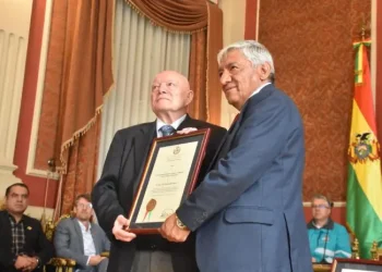 Hassenteufel condecorado, dice que el deber no debe generar recompensa