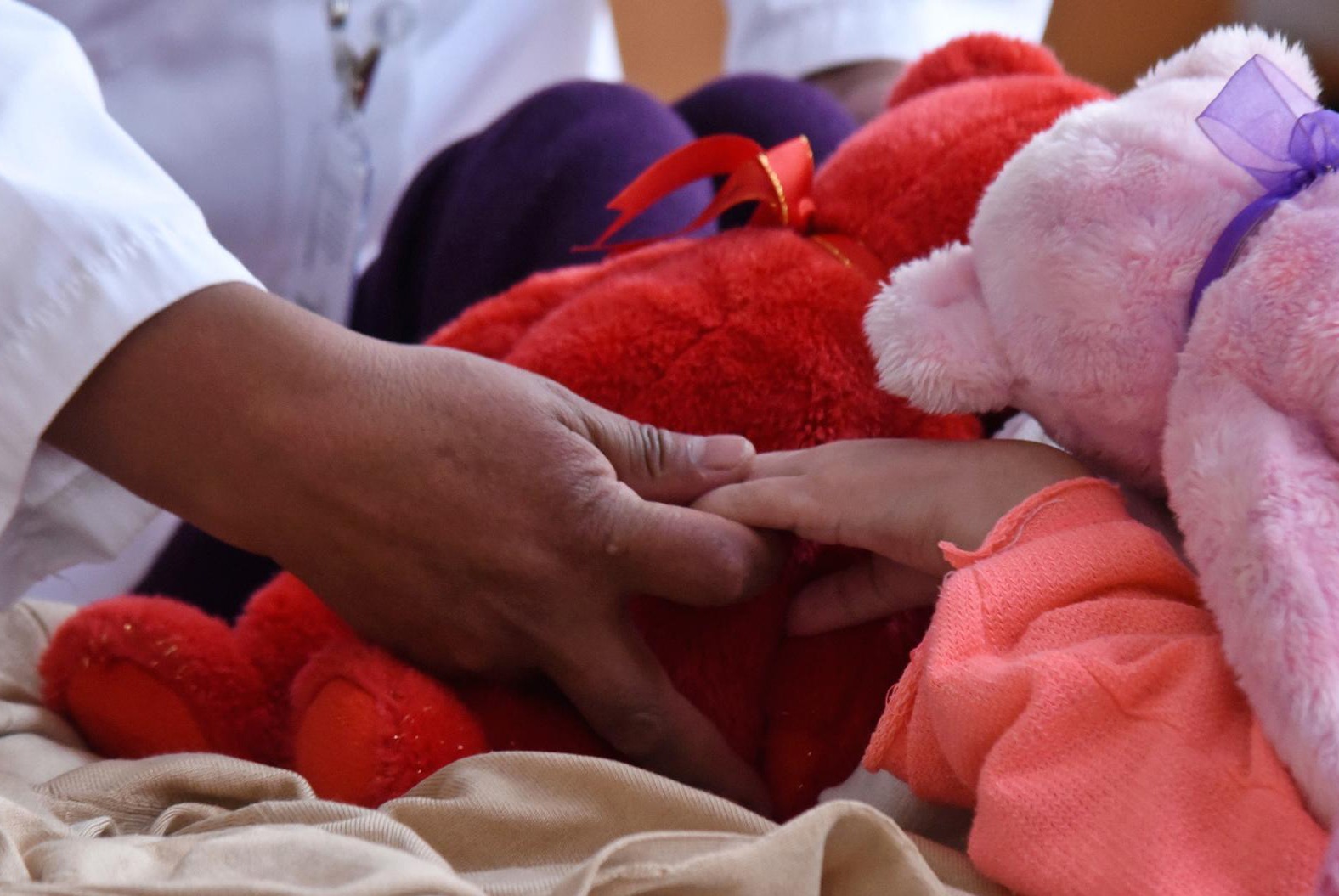 Un niño de dos años cayó en una olla con agua hirviendo; está en terapia intensiva y su familia necesita ayuda