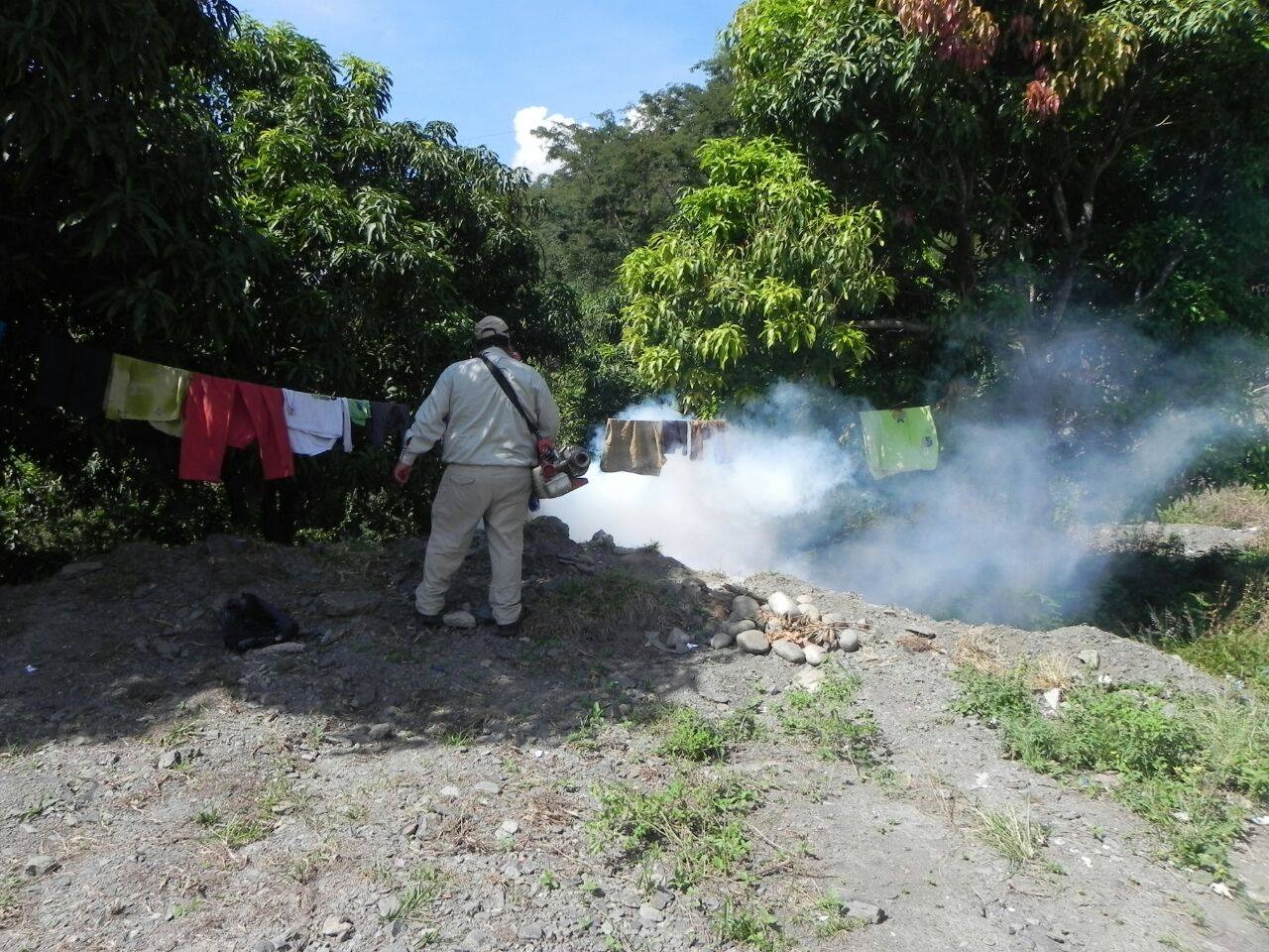 Funcionarios fumigan una de las viviendas de las regiones afectadas con el dengue. Foto: Sedes La Paz